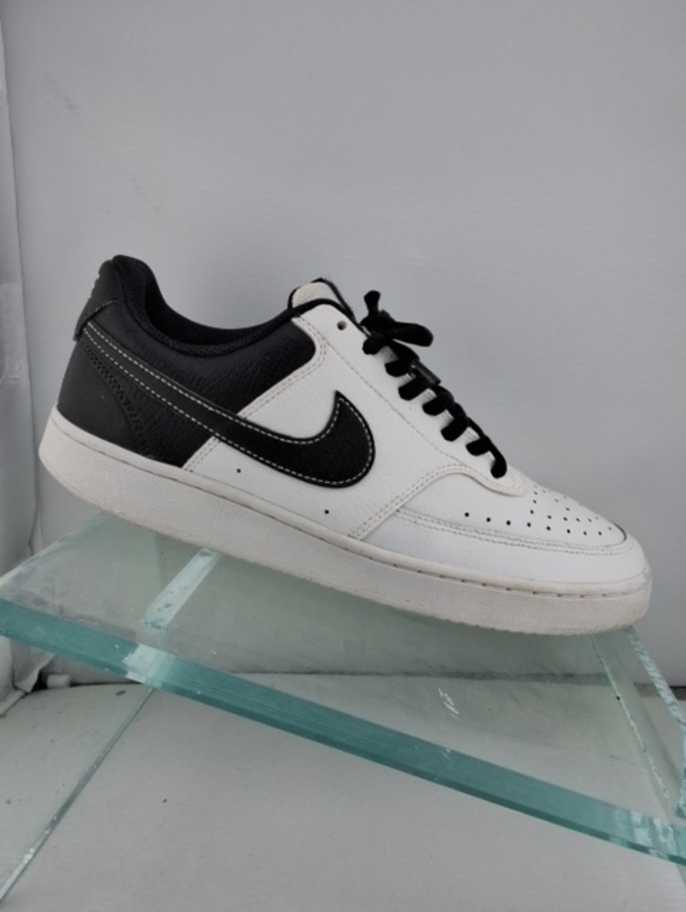 Nike Womens Black & White Low-Top Sneaker